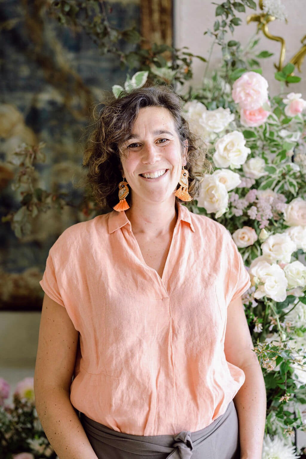 Chloé Le Berre, créatrice florale, transmet son expérience du design floral de mariage.