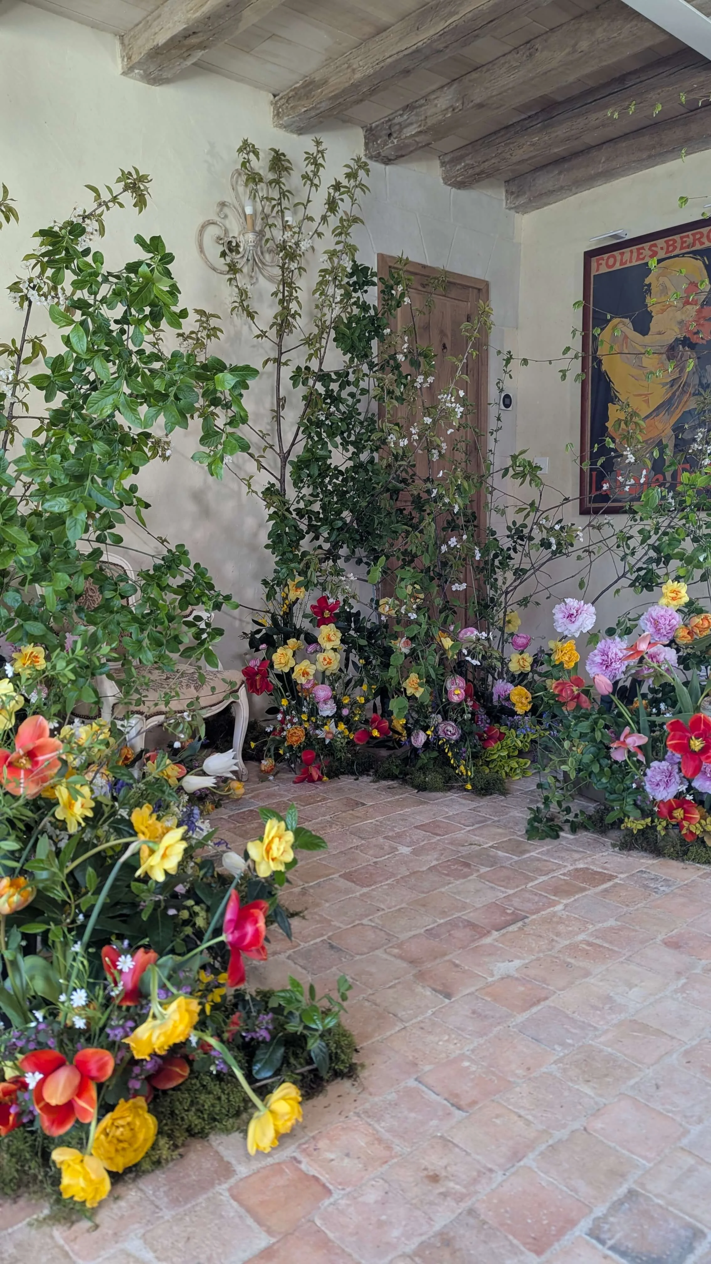 Grand décor végétal construit pendant l’Atelier Ressources avec les fleurs du jardin.