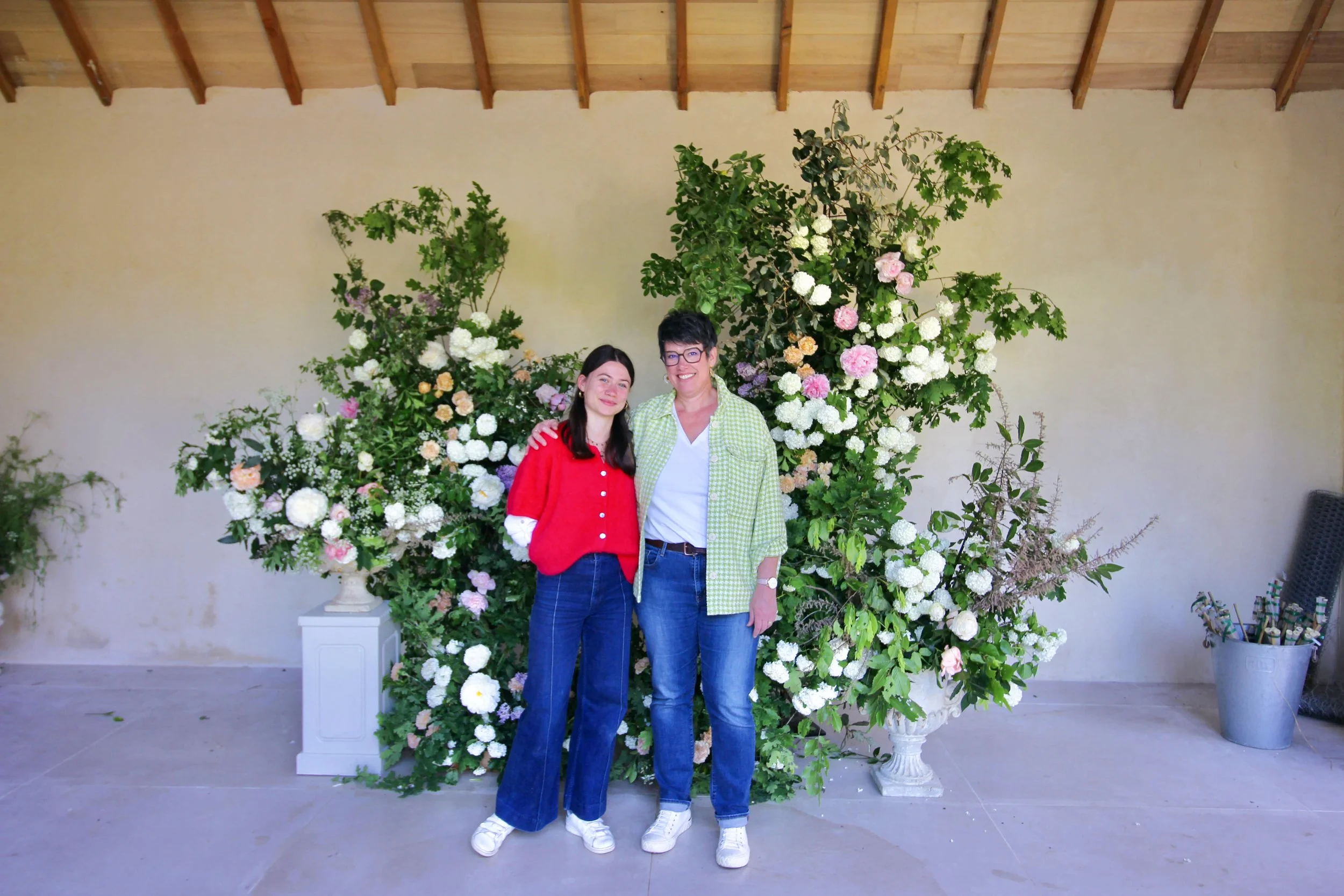 Grand décor floral de cérémonie construit sans mousse pendant une formation fleuriste mariage.