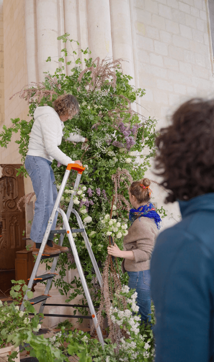 Construction d’une grande structure florale sans mousse pendant l’Atelier Mariage.