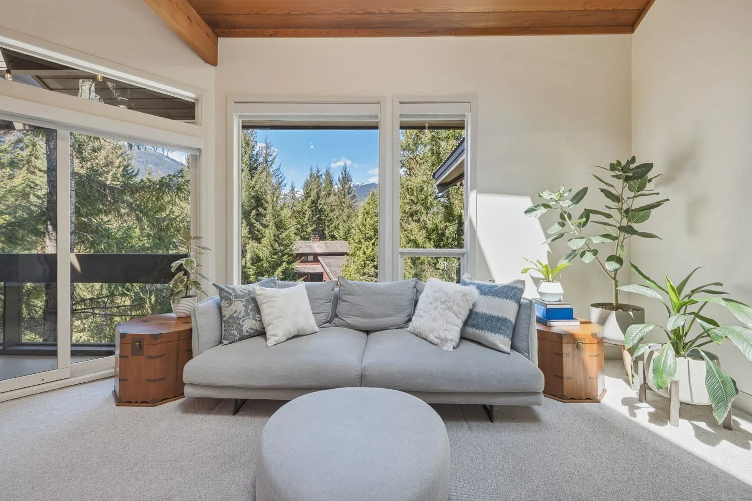 Forest and mountain views enhance the sense of retreat.