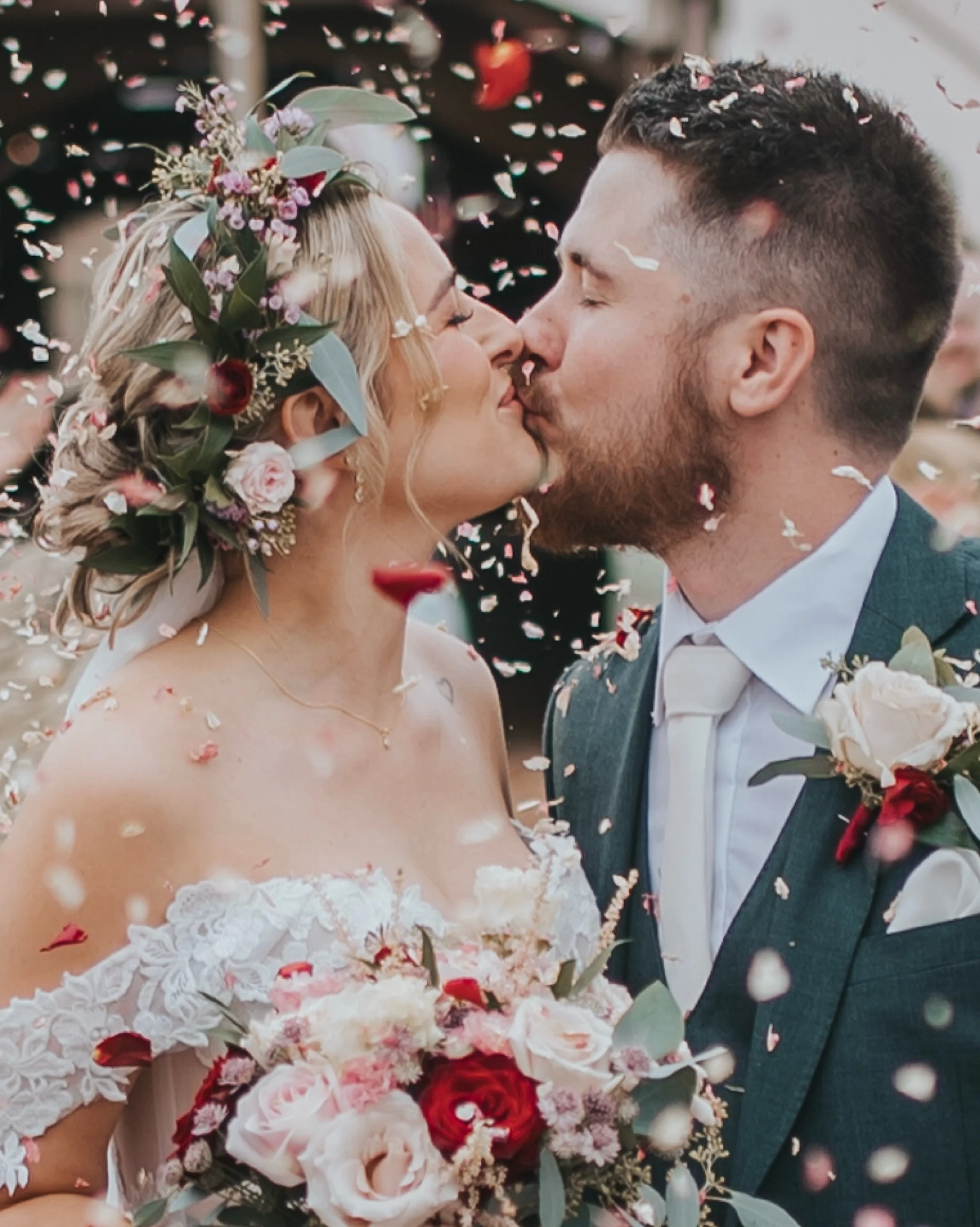 Shannon &amp; Zach 🤍

A wedding at Jimmy&rsquo;s Farm, with an animal feeding session thrown into the day? Yes please.

Their day was all about keeping things relaxed, with most of the celebrations happening outside and in the tipis, surrounded by f