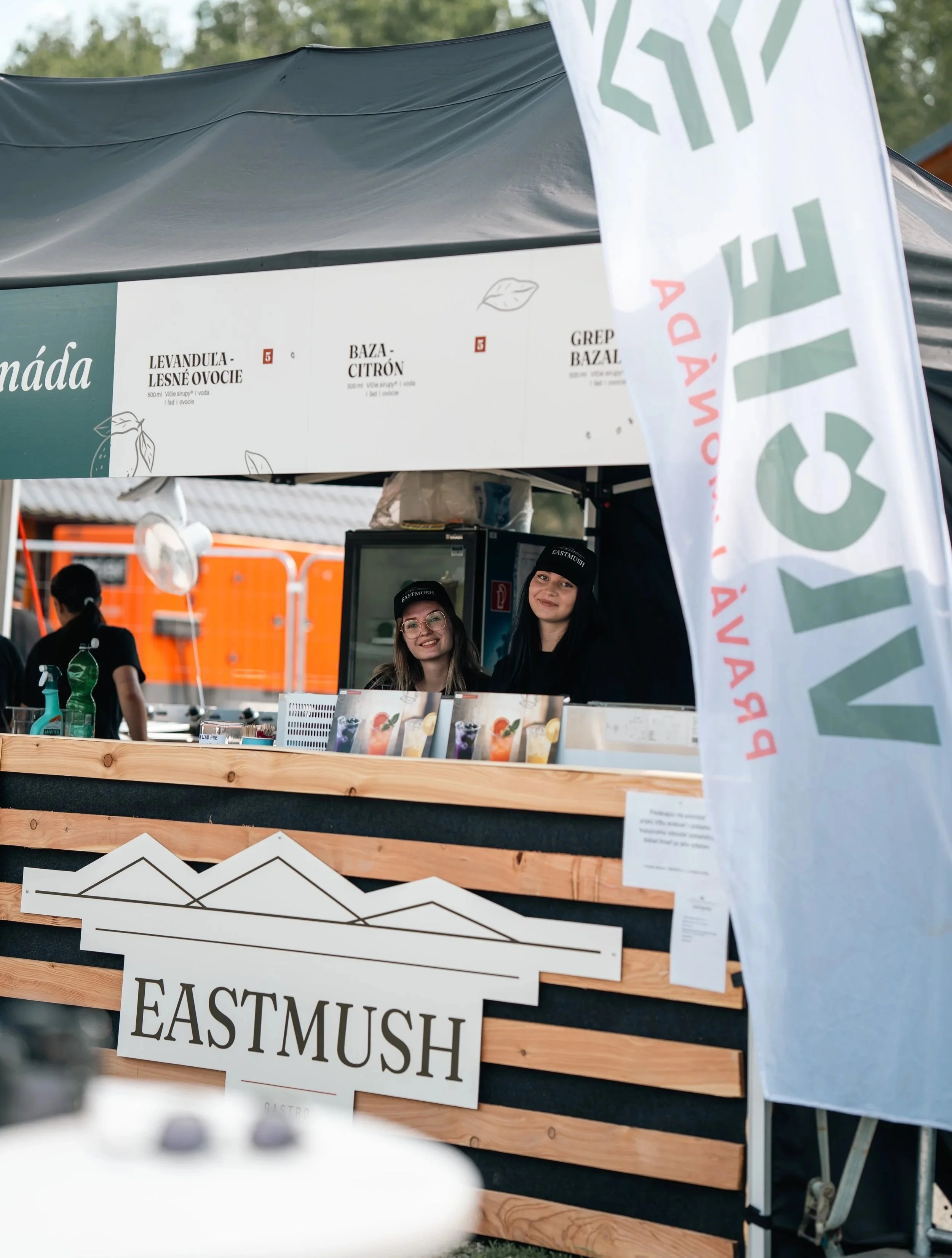 Denná prevádzka gastro stánku EASTMUSH na viacdňovom festivale, limonádový stánok