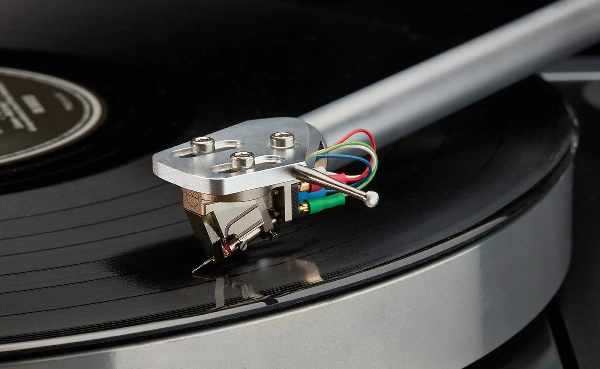 Piattina di un giradischi che riproduce un disco in vinile.
