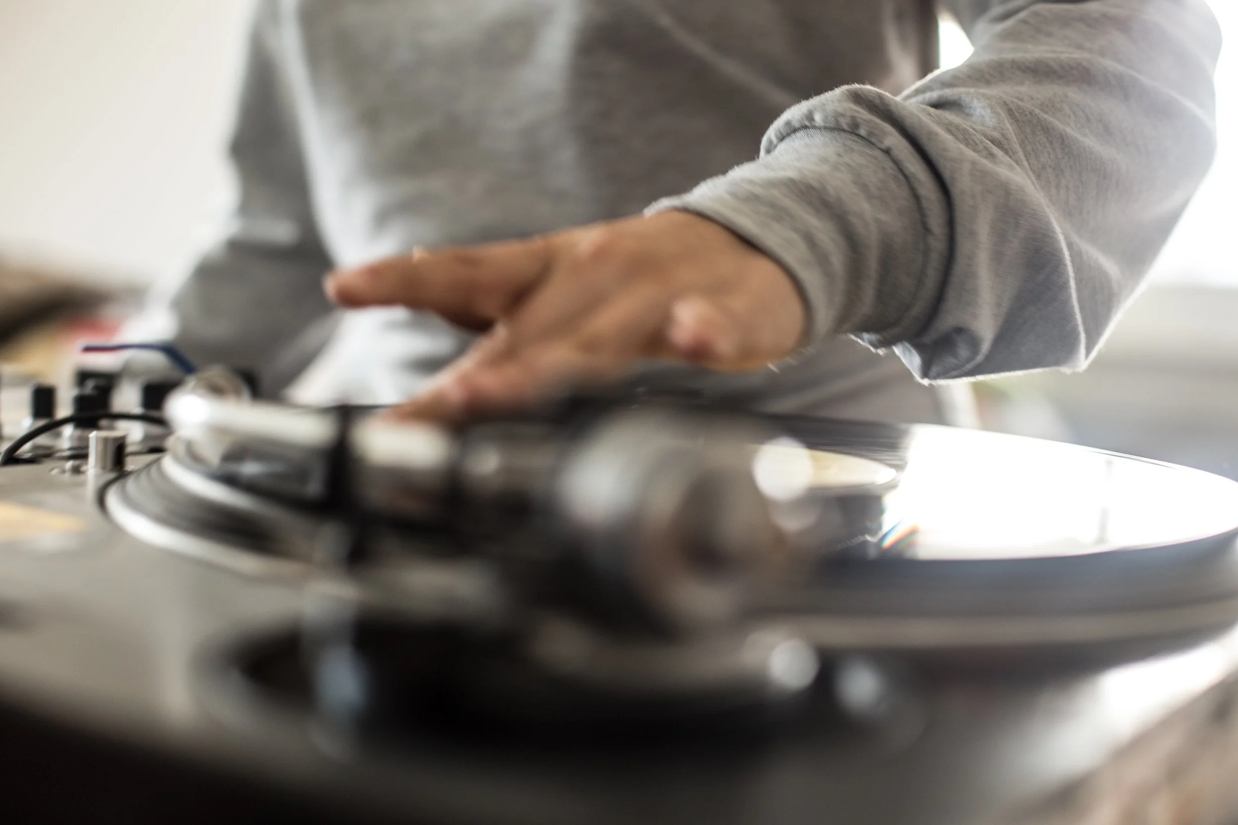 Giradischi DJ e giradischi Hifi: Sembrano uguali. In realtà fanno due mestieri diversi.