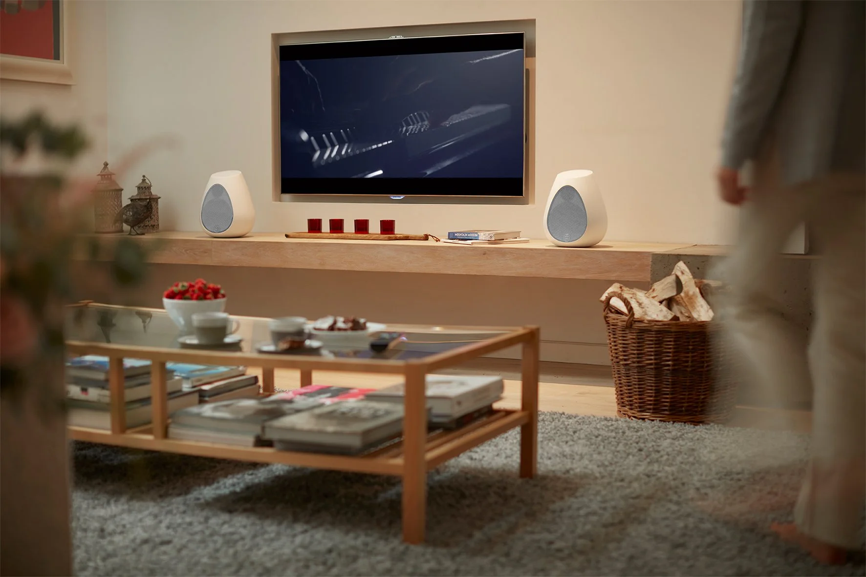 Sistema stereo Linn Series 3 installato in un soggiorno, con i due diffusori posizionati ai lati del televisore.