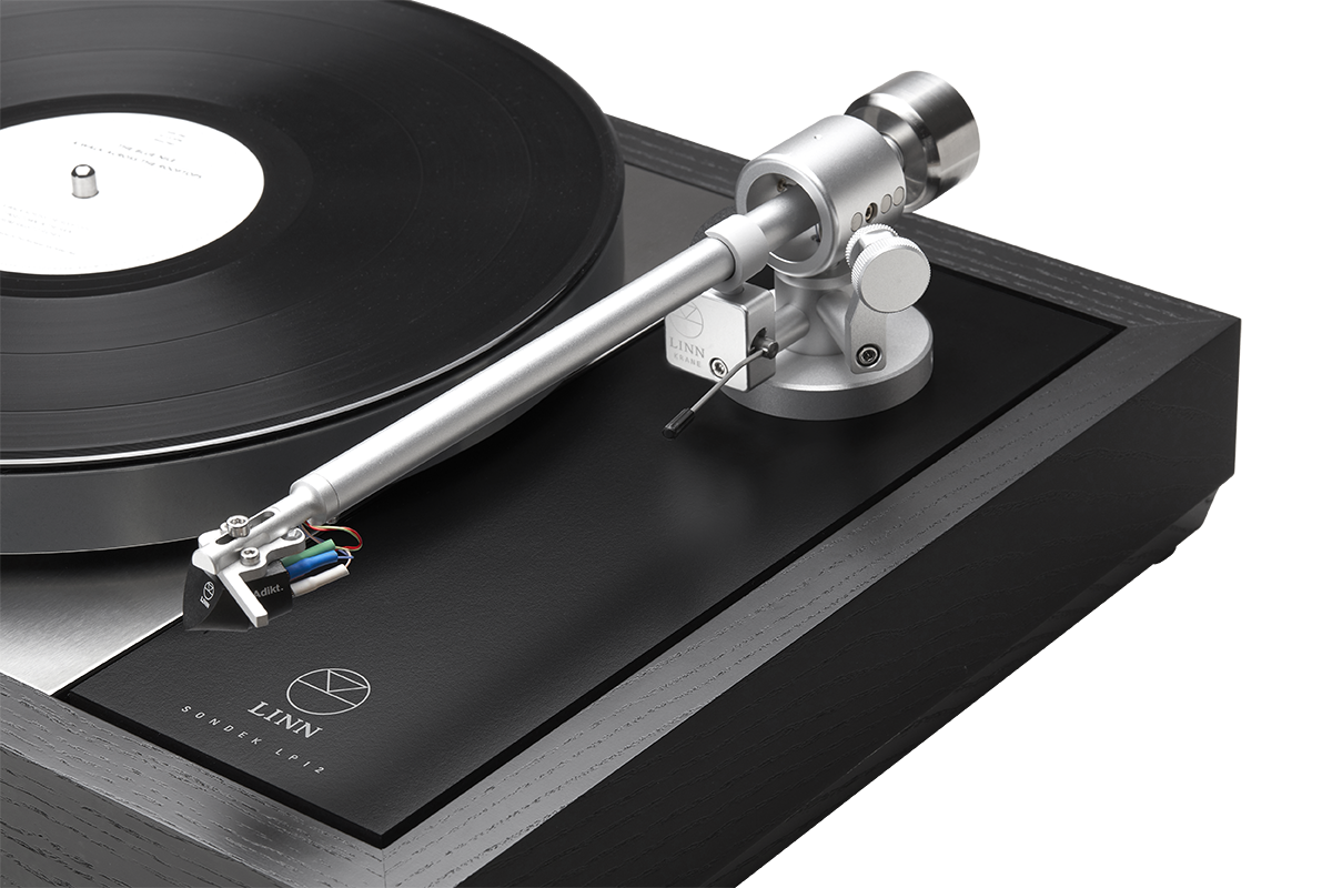 Piattina da giradischi Linn Sondek LP12 con base in legno scuro.