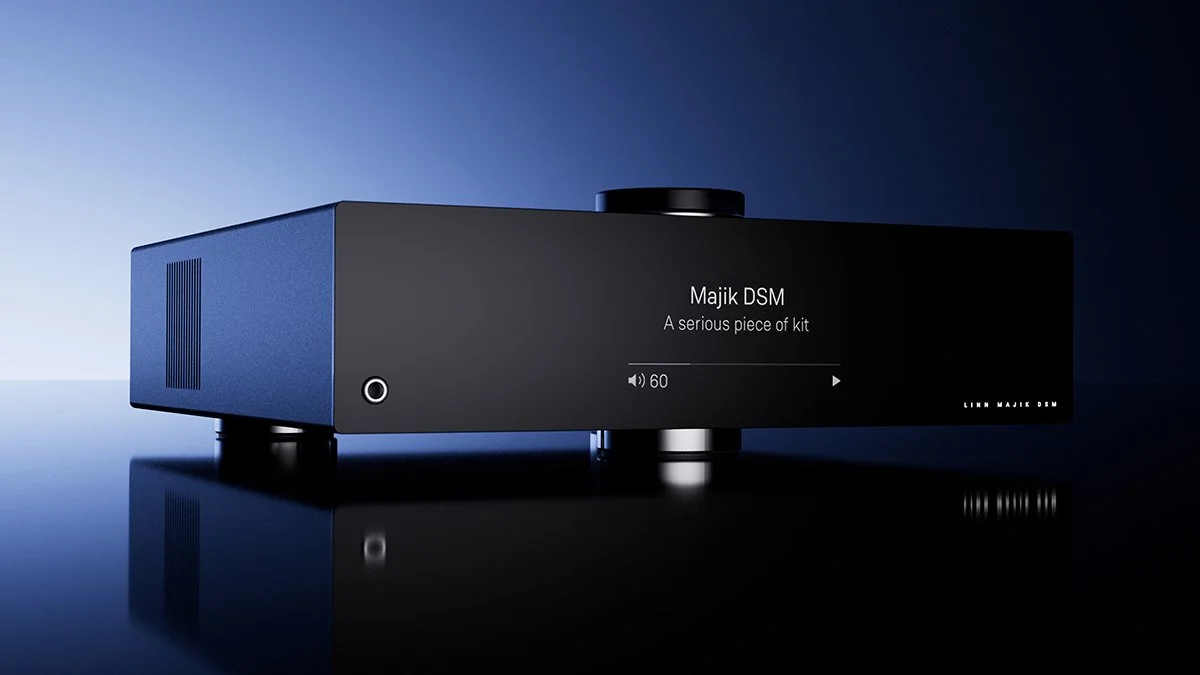Un dispositivo tecnologico nero e blu con uno schermo digitale che mostra testo e musica, posizionato su una superficie riflettente