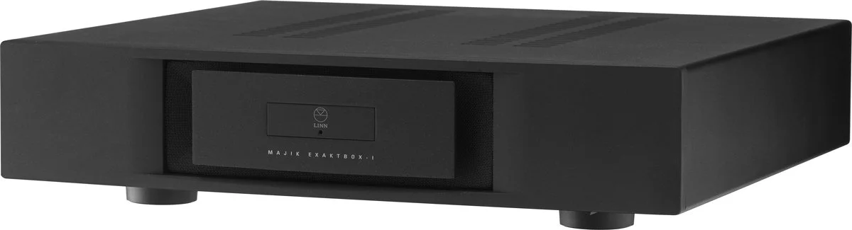 Amplificatore audio nero con display frontale e pulsanti, su piedi angolari.