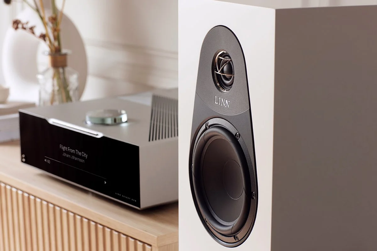 Stereo hi-fi con amplificatore e amplificatore e casse acustiche in un ambiente domestico moderno e minimalista.