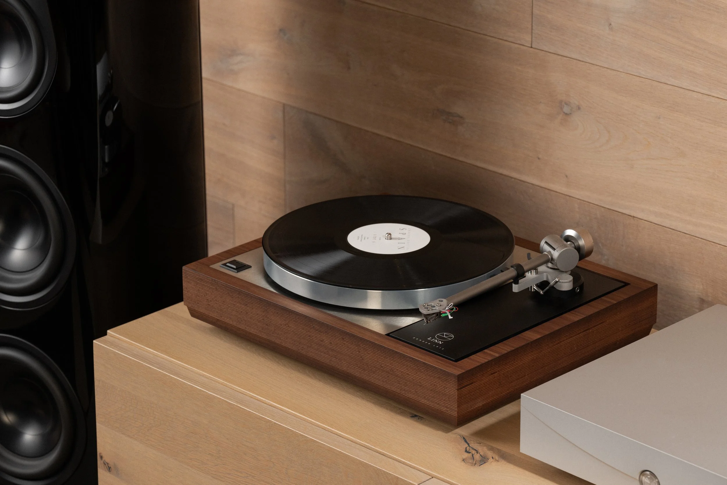 Giradischi Linn Klimax LP12 con finitura in noce installato in un sistema hi-fi domestico.