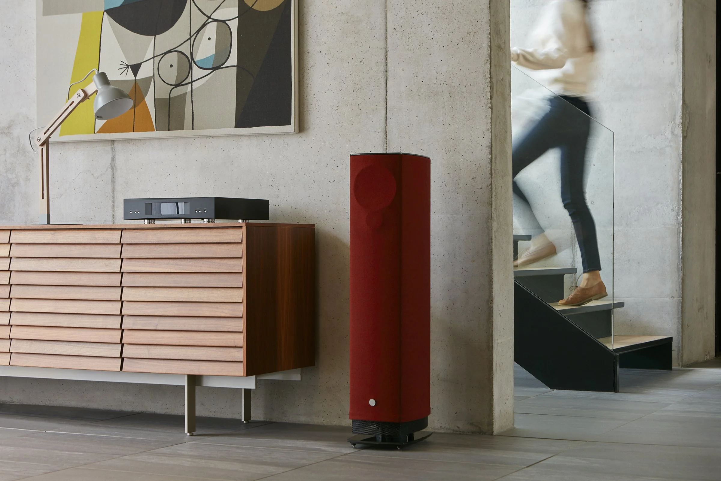 Diffusore attivo Linn 530 in finitura Paprika integrato in un soggiorno contemporaneo, accanto a un sistema Linn.