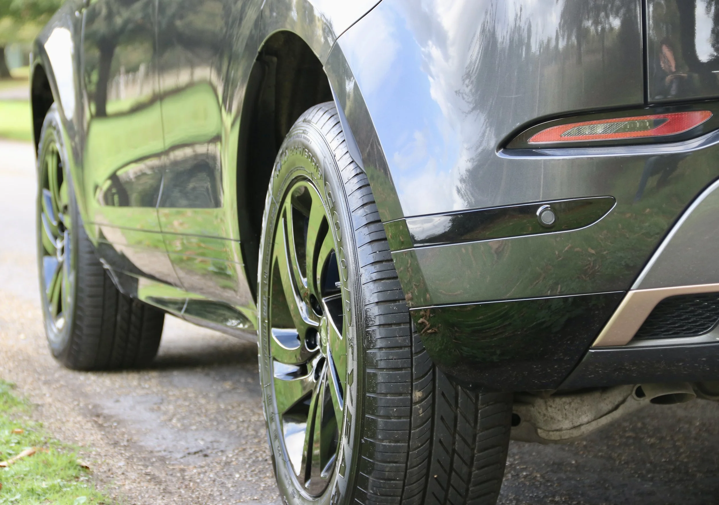 2023 Range Rover Evoque Hybrid R-Dynamic S wheels and tyres left hand.JPG