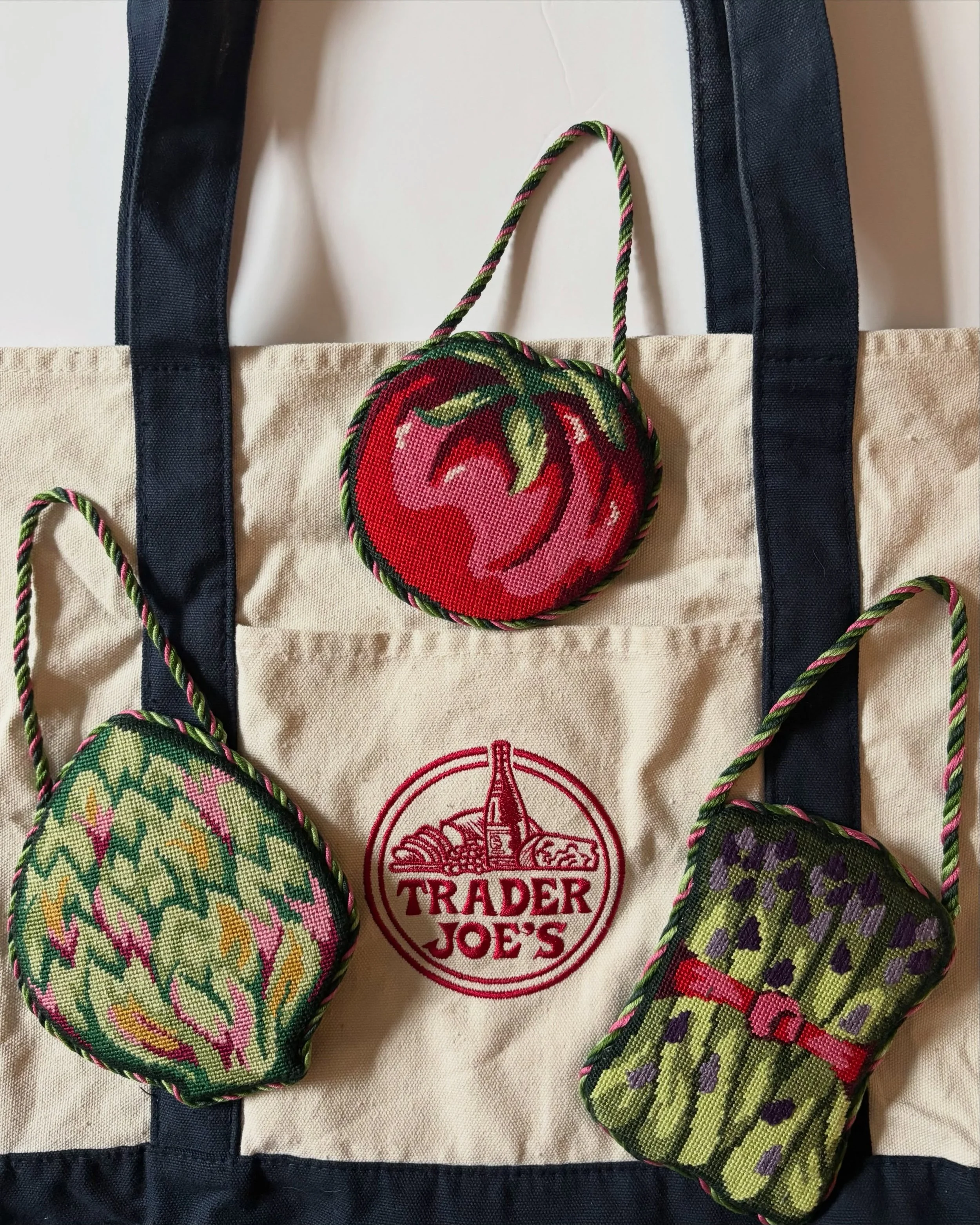 Fresh from the finishing table 🍅🌿

This vegetable trio was so much fun to bring to life. Swipe to see the full set and the backs!

#needlepoint #smallbusiness #finishing