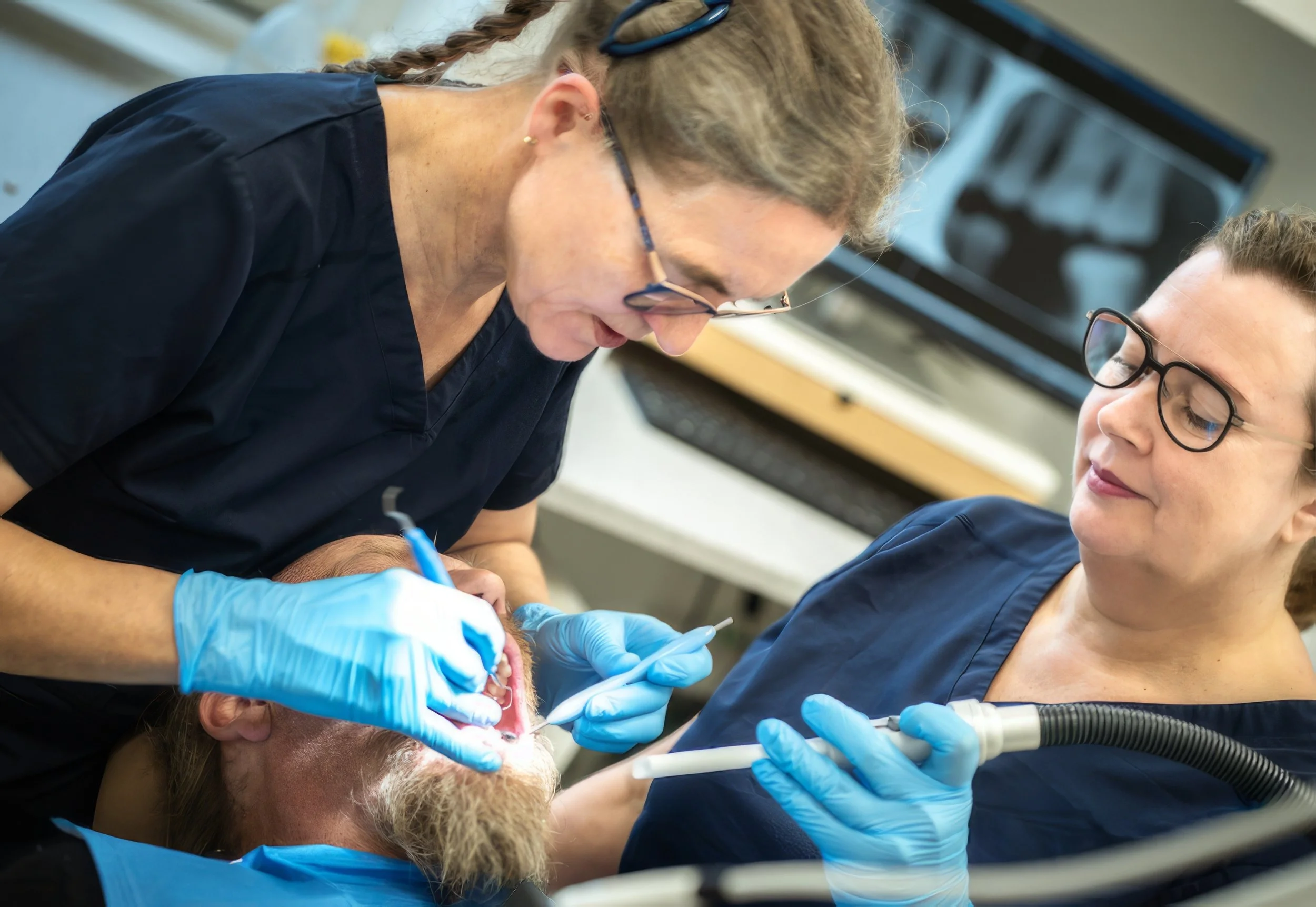 tandlæge-arbejder-med-patient-Fruelund.jpg