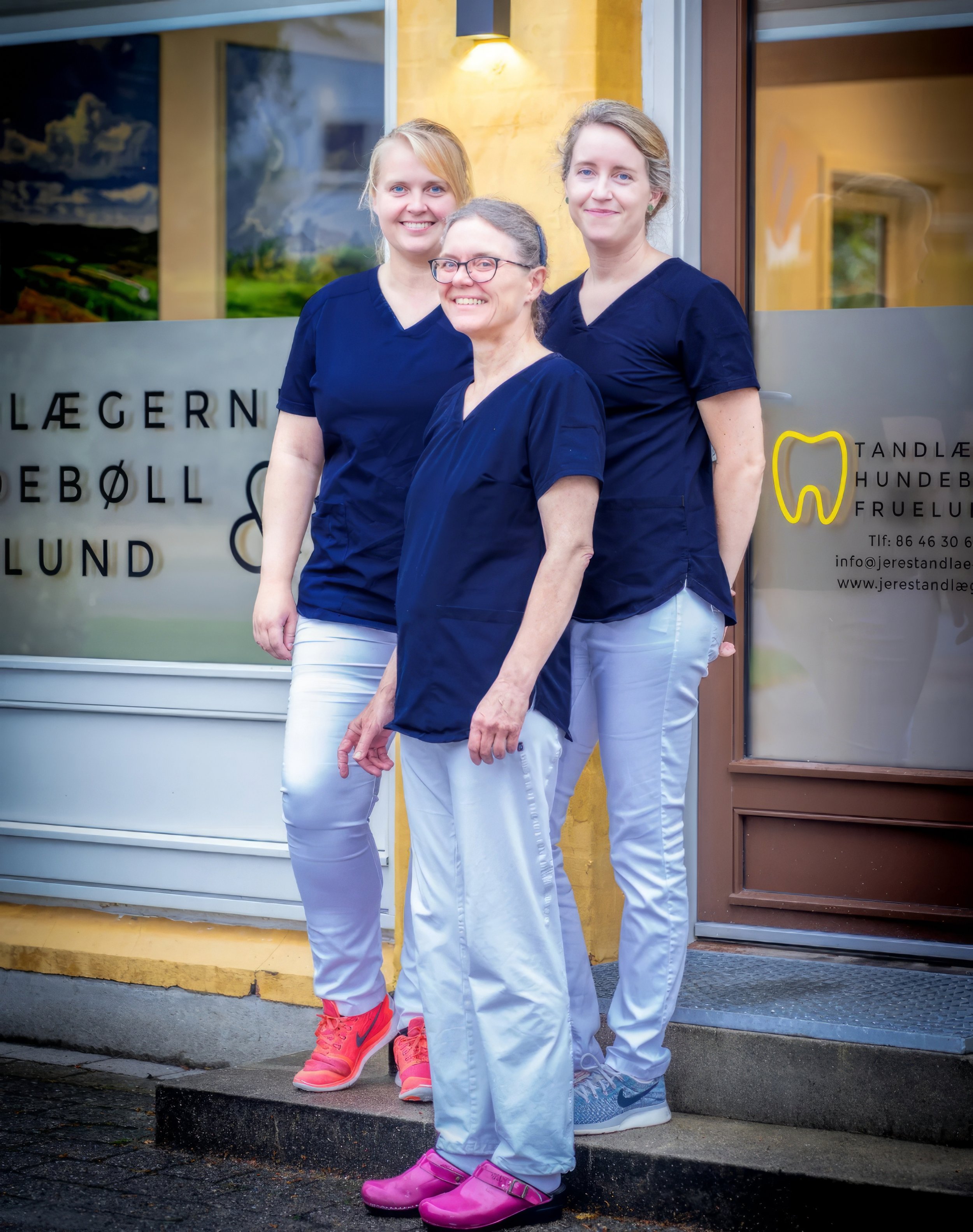 tandlæger-foran-klinik-Fruelund.jpg