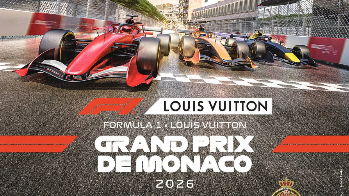 Trois voitures de course de Formule 1 très rapides sur la ligne d'arrivée du Grand Prix de Monaco 2026, avec barrière de sécurité et gratte-ciel en arrière-plan.