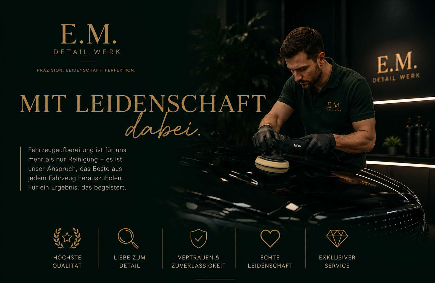 Mobile Fahrzeugaufbereitung Ein Mann poliert ein schwarzes Auto mit einer Poliermaschine in einem autocleaning Studio, Banner im Hintergrund mit dem Text E.M. Detail Werk, Fokus auf Fahrzeugpflege und Autoreinigung.