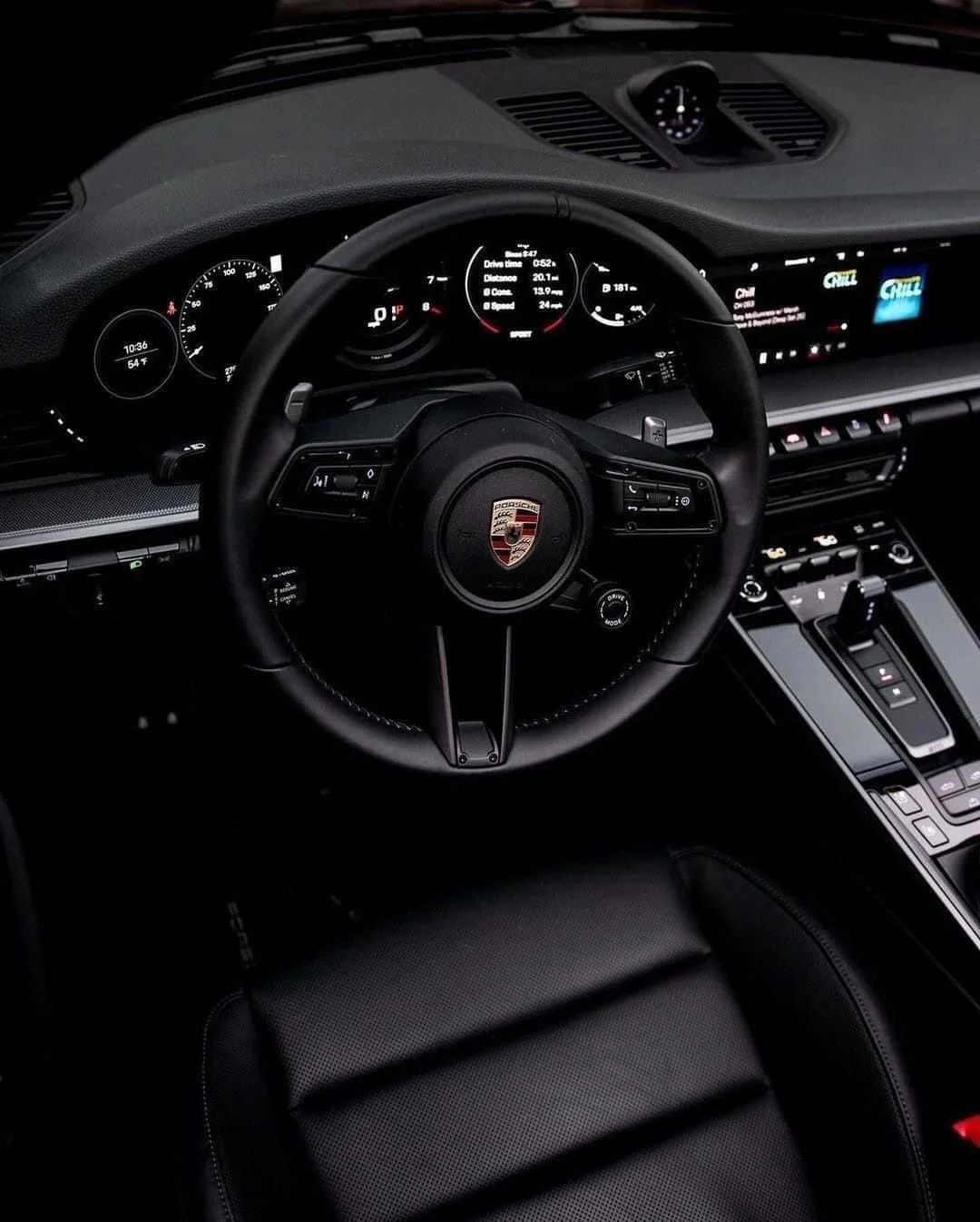 Innenaufbereitung Innenraum eines Porsche-Fahrzeugs mit Lenkrad und digitalem Armaturenbrett
