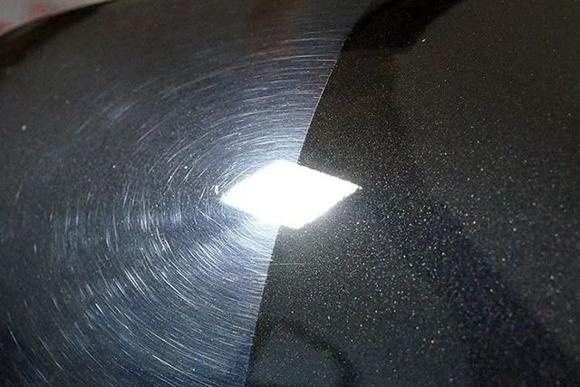 Lack aufbereitung Innenansicht eines schwarzen, glatten Rohrs mit Lichtquelle am Ende, die nach draußen scheint.