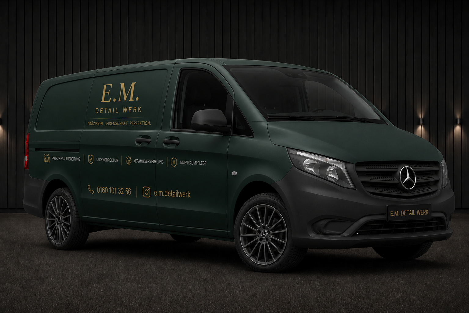 Mobile Fahrzeugaufbereitung Grüne Mercedes-Benz Lieferfahrzeug mit Branding für E.M. Detail Werk, parkt vor einer schwarzen Wand mit Beleuchtung.