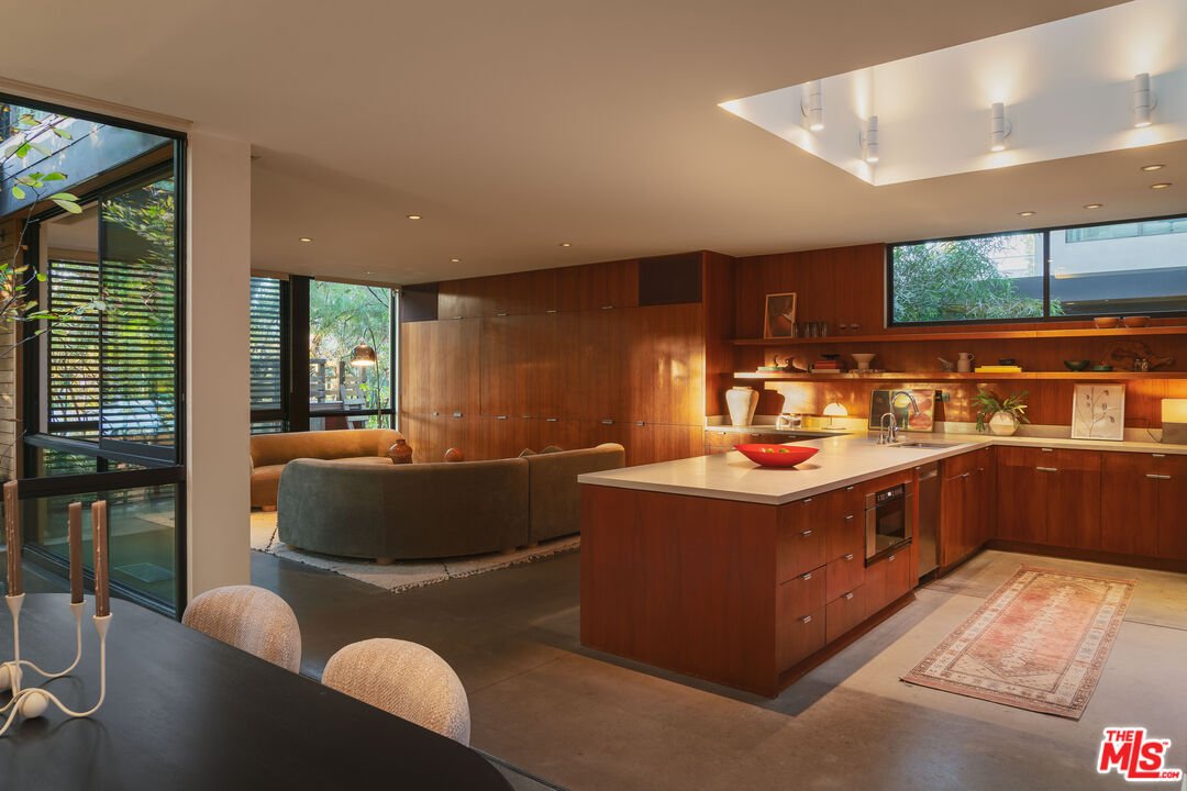734 Palm Drive, Venice, CA  |  DRE 01829150