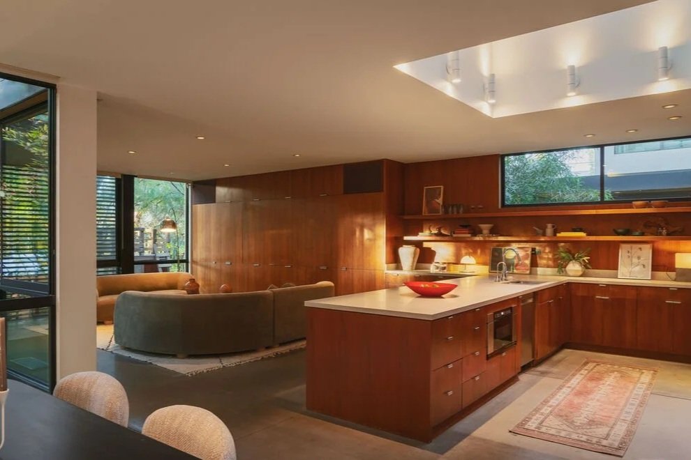 734 Palm Drive, Venice, CA  |  DRE 01829150