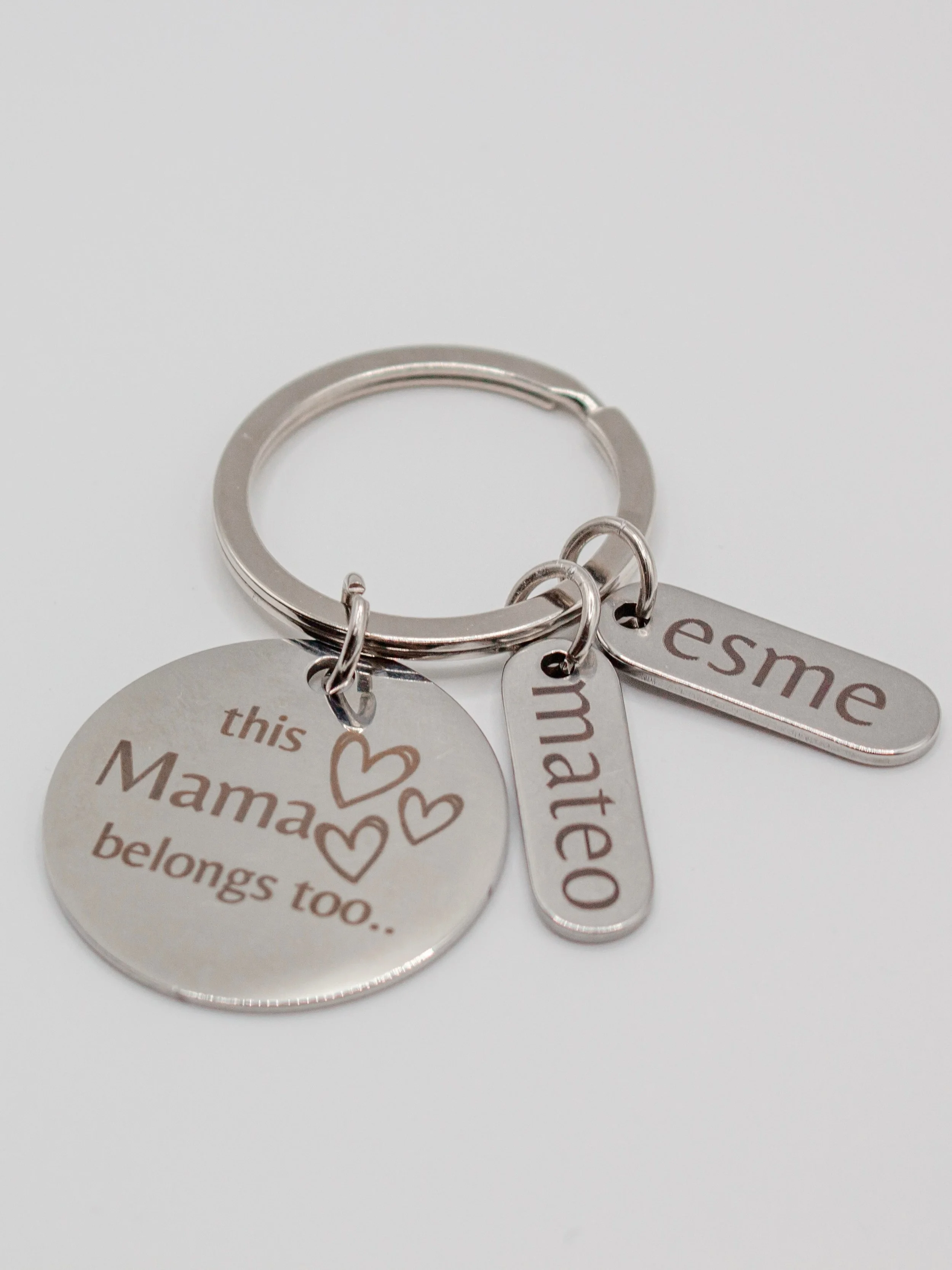our round 3cm stainless steel keychains add the perfect touch to your Mother's Day gift! We can add your favorite quote or nicknames! #mothersdaygiftideas #esmeraldacustomco #shopsmallbusinesses #latinoownedbusiness