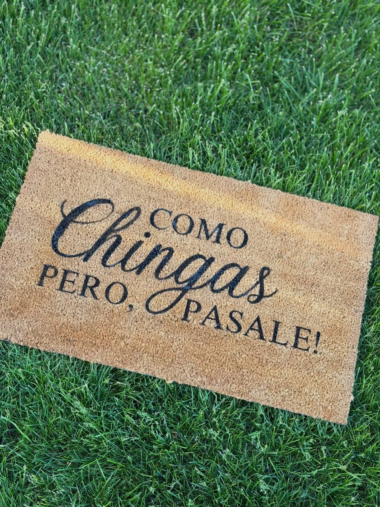 pero p&aacute;sale pues! #funnydoormat #esmeraldacustomco #customgifts #newhomegift #shopsmallbusinesses