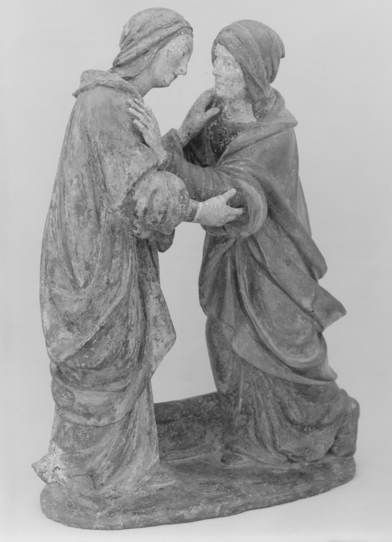 Statue of two woman almost hugging
