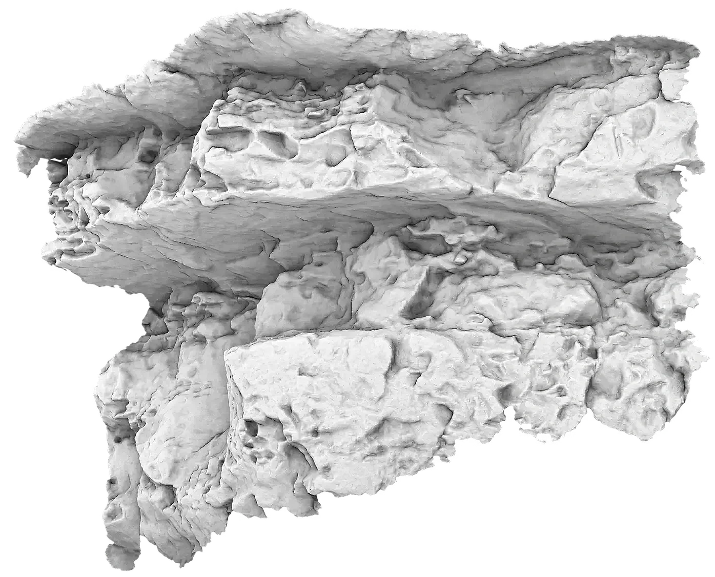 Graues 3D-Modell eines zerklüfteten Felsabschnitts mit horizontalen Gesteinsschichten, tiefen Spalten und unregelmäßigen Vorsprüngen vor weißem Hintergrund.