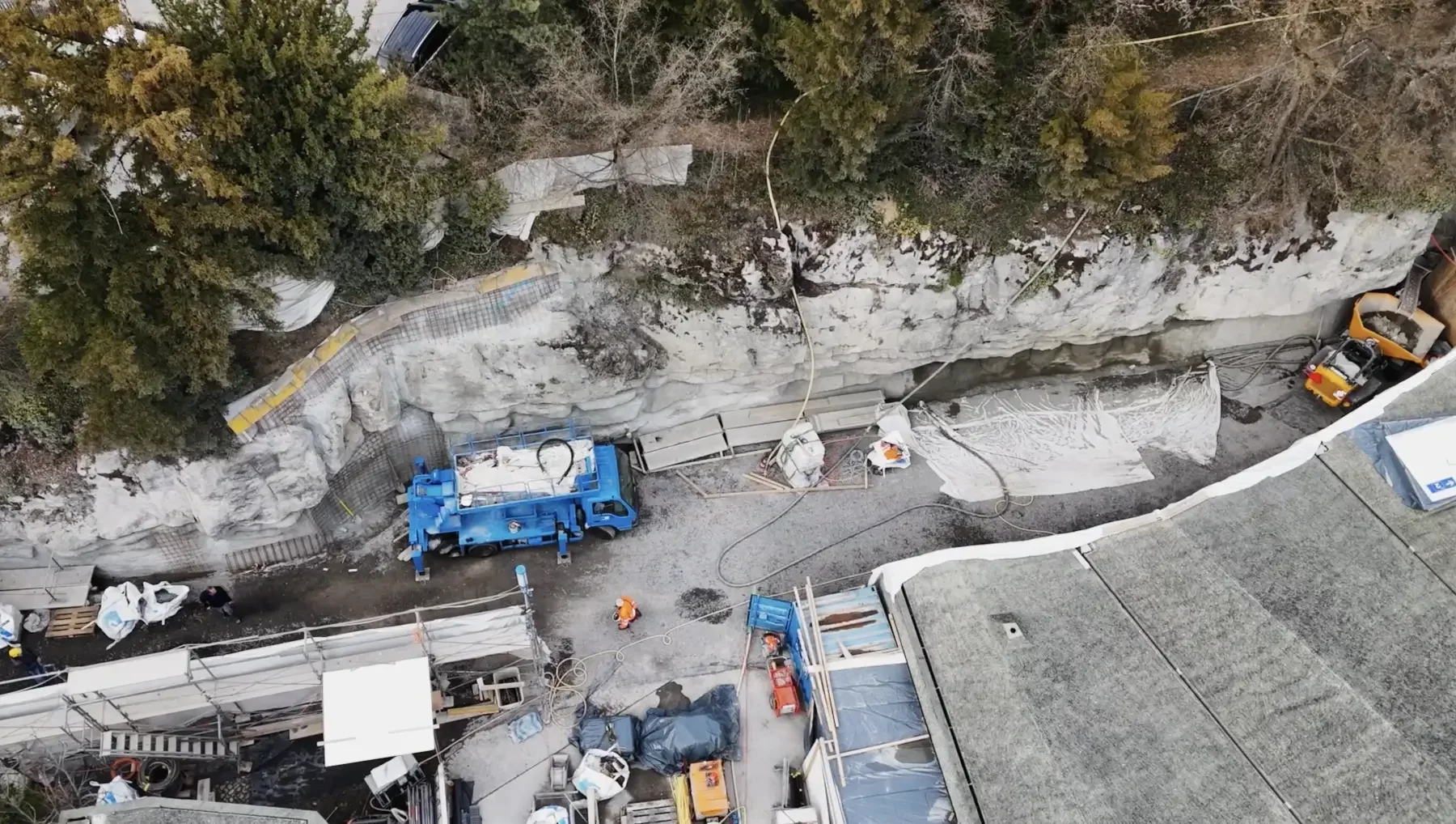 Drohnenaufnahme der Baustelle am Gubelstein während der Rekonstruktion der rund 100 Meter langen Felswand.
