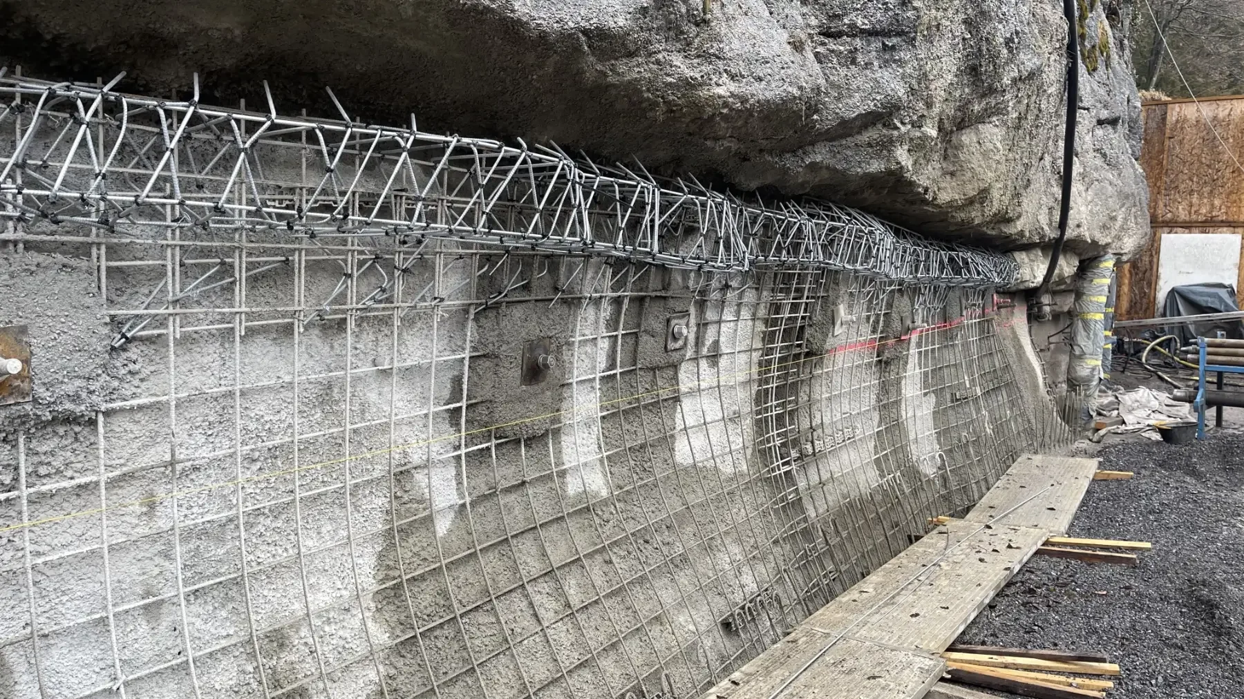 Räumlich geformte Unterkonstruktion der Felsrekonstruktion am Gubelstein unterhalb der bestehenden Felswand.