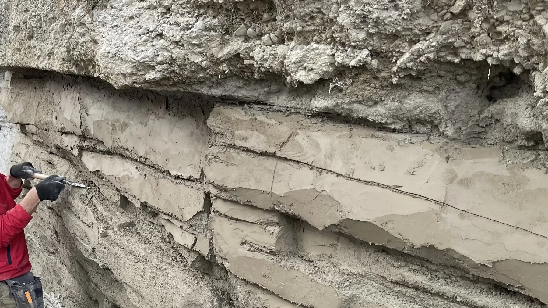 Handwerkliche Modellierung der Felsrekonstruktion am Gubelstein in Beton mit Ausarbeitung der geologischen Schichtung.