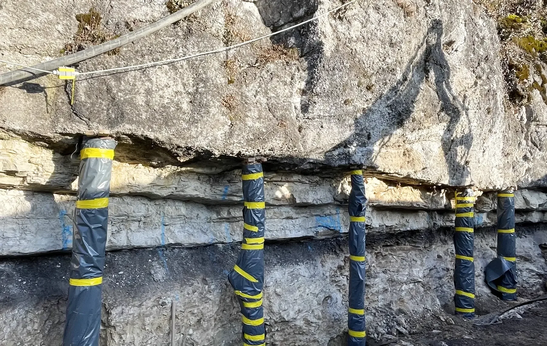 Gesicherte Felswand am Gubelstein vor der Rekonstruktion mit abgestützten natürlichen Felsbänken.