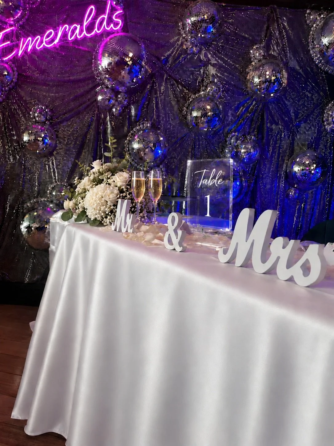 Emeralds hosted a beautiful intimate wedding reception. Complete with welcome drinks on arrival, a sit down meal, cutting the cake ceremony followed by the first dance, more dancing and more drinks 🥂 and what a celebration it was. All within budget,