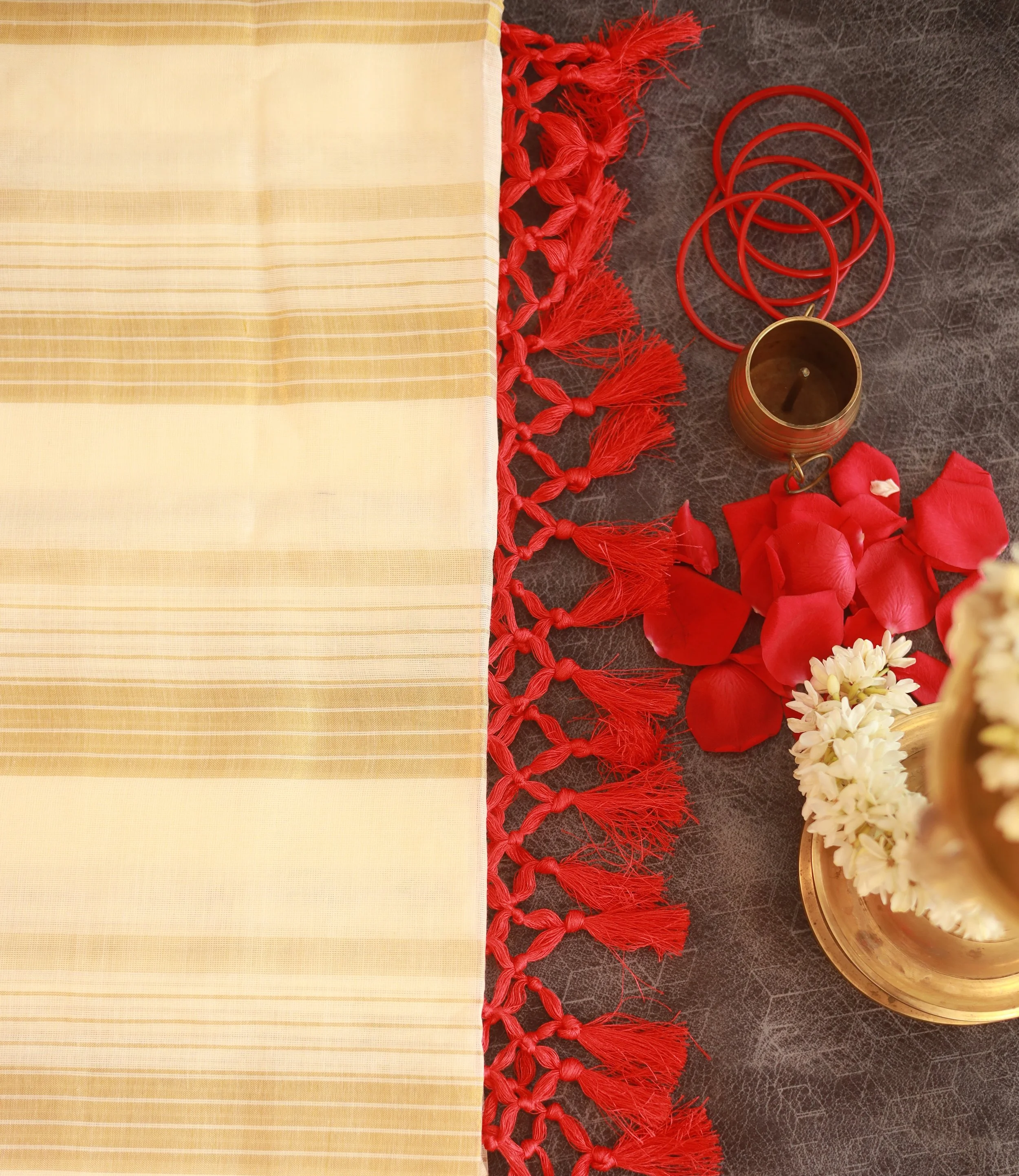 Elegant Mul Cotton Saree with Tassel Details
