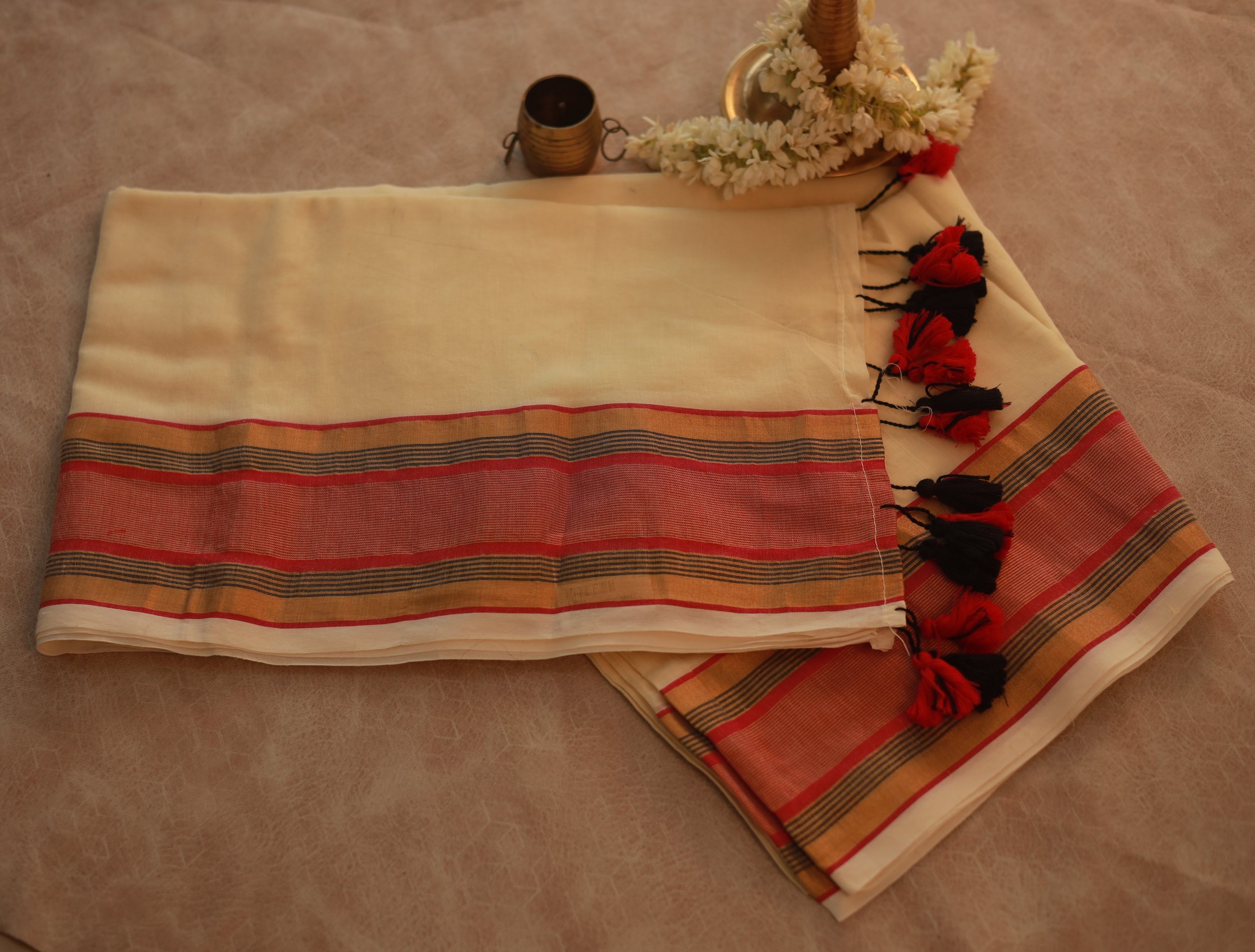 Elegant Mul Cotton Saree with Vibrant Tassels