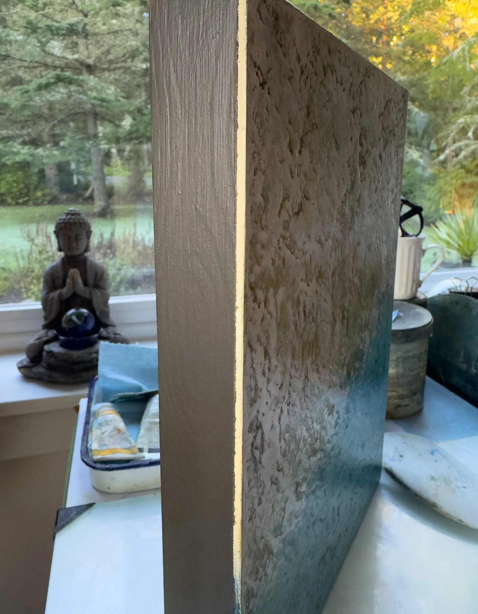 Painted Edge – Custom color blend to create a neutral edge.