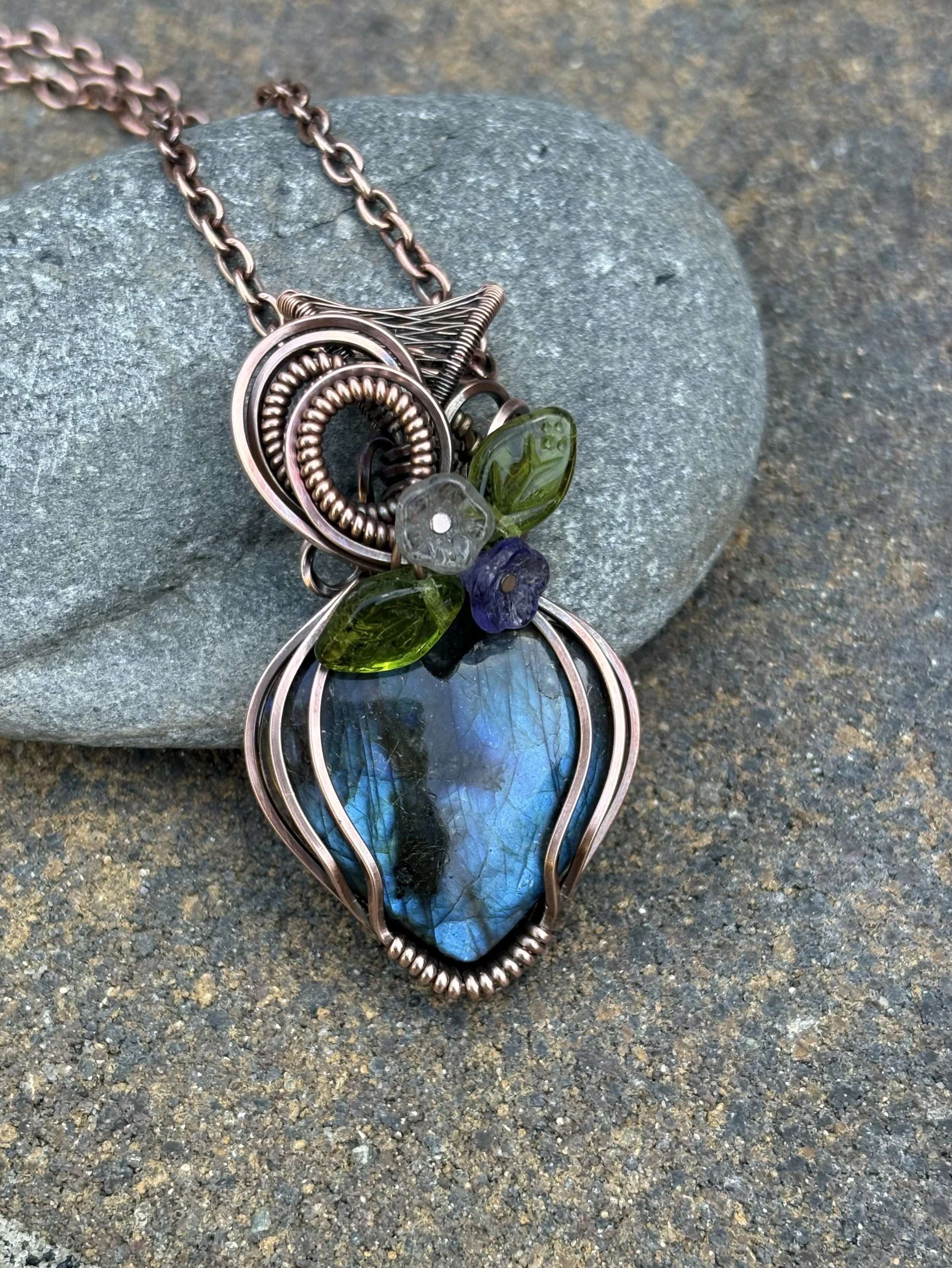 Copper wire Labradorite flower pendant