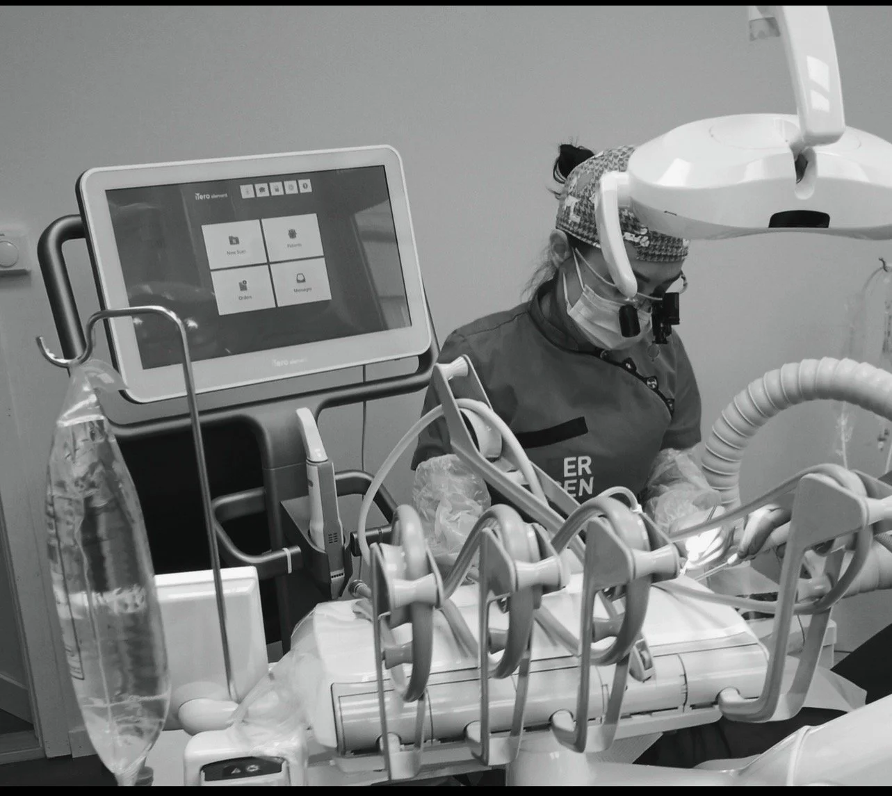 Oralkirurg Brigitta Bencsik planlegger implantatbehandling i Bergen.