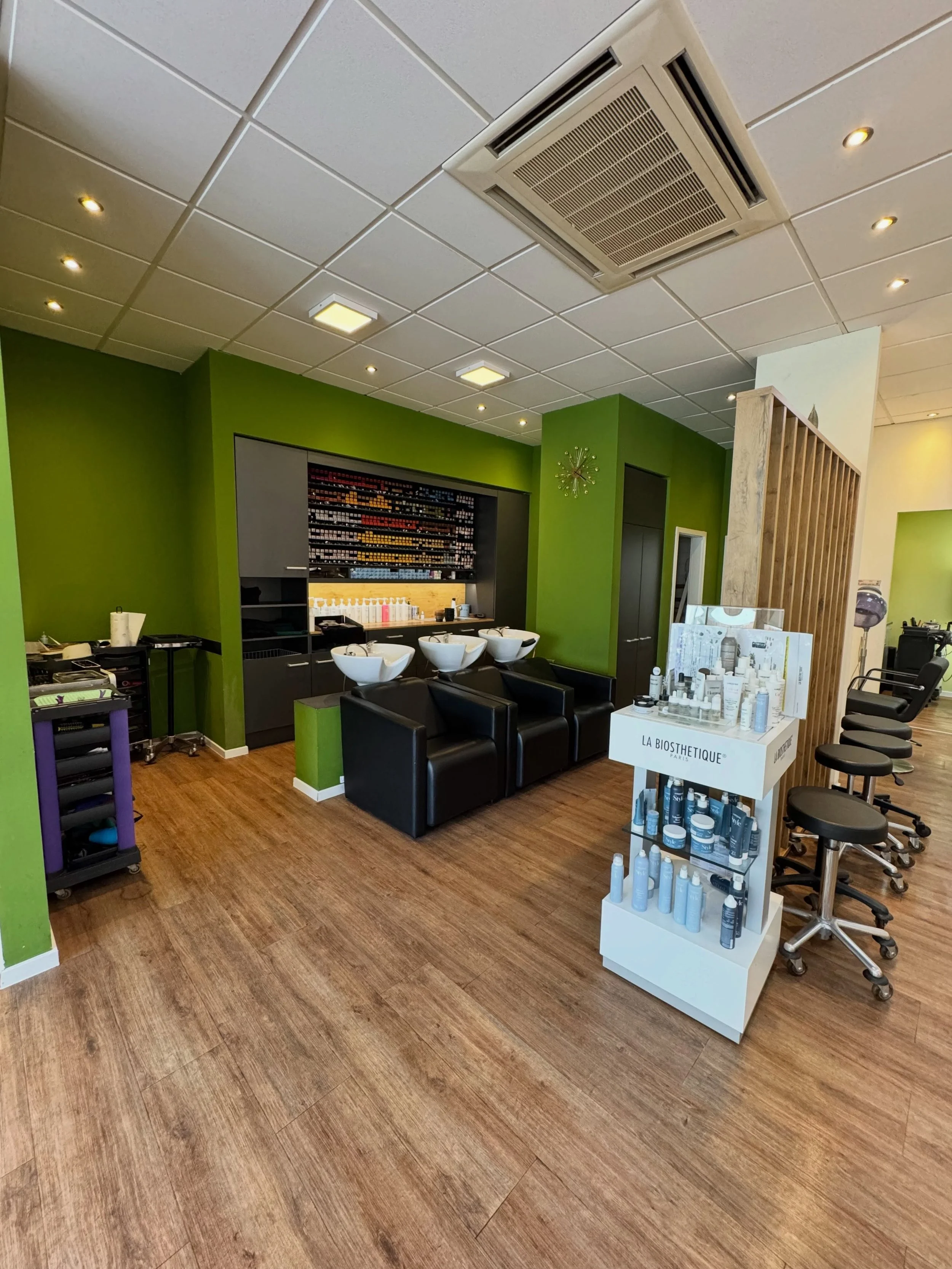 ✨ Sauberkeit, auf die man sich verlassen kann.

Ein gepflegter Friseursalon beginnt mit einer sauberen Umgebung.

Wir sorgen daf&uuml;r, dass sich Kunden und Mitarbeitende jede Woche in einem sauberen und angenehmen Ambiente wohlf&uuml;hlen.

Regelm&