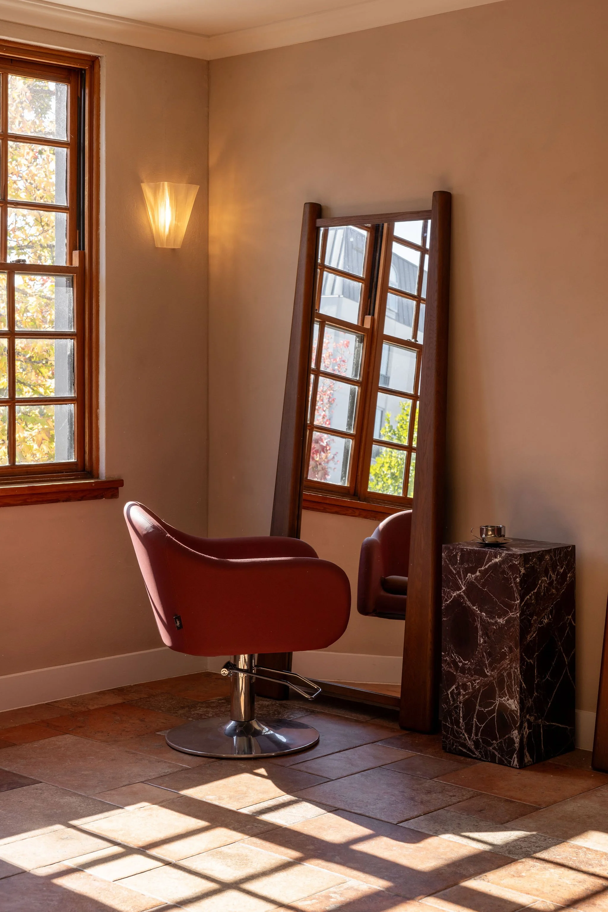 Salon Billy styling station with mirror and salon chair.