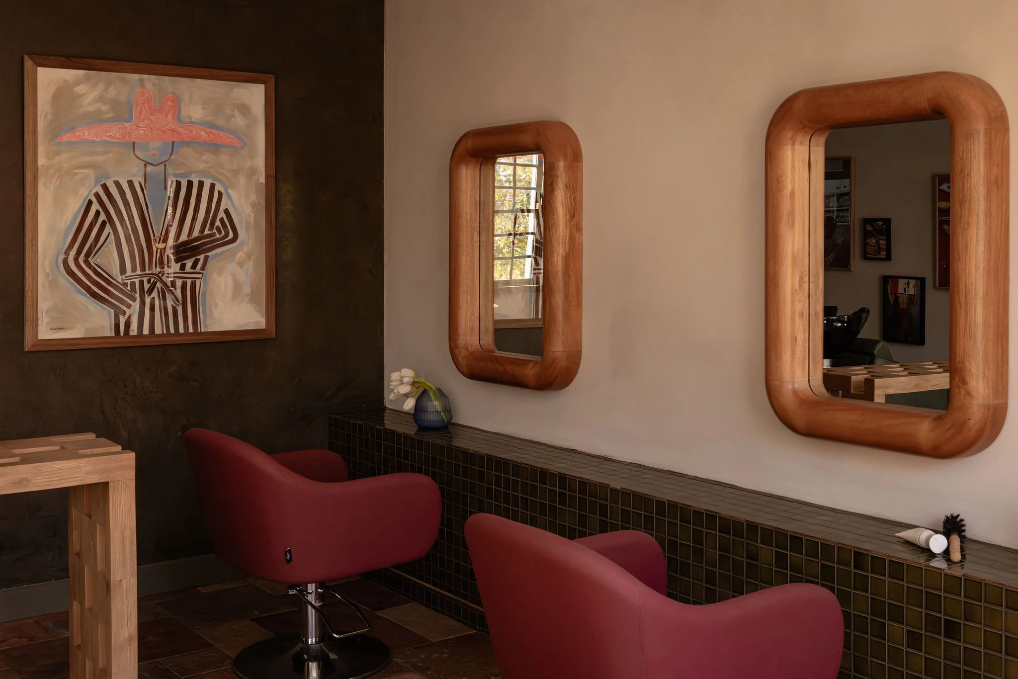 Salon Billy interior with styling stations and seating.