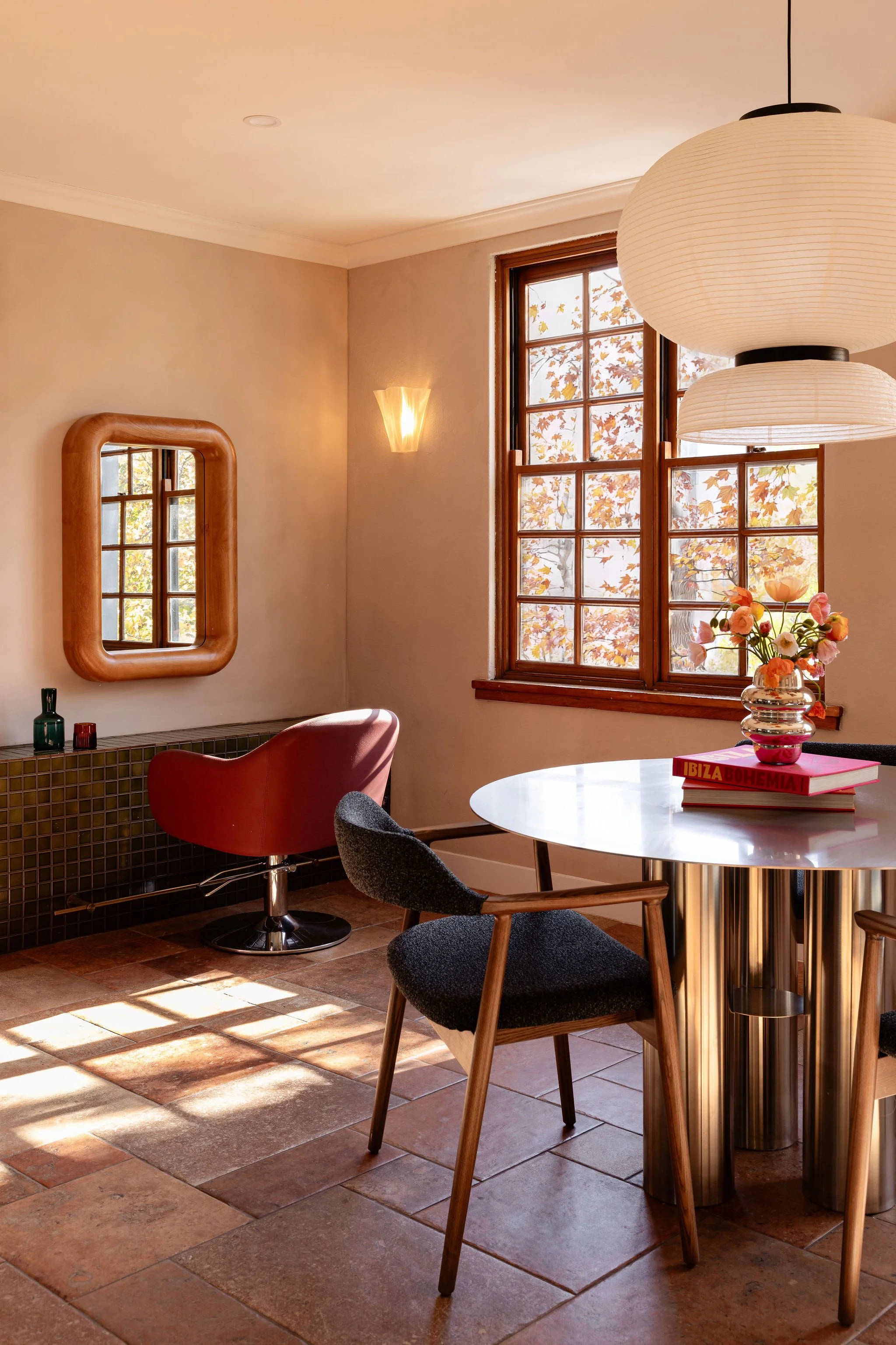 Salon Billy colour area with round table and window views.