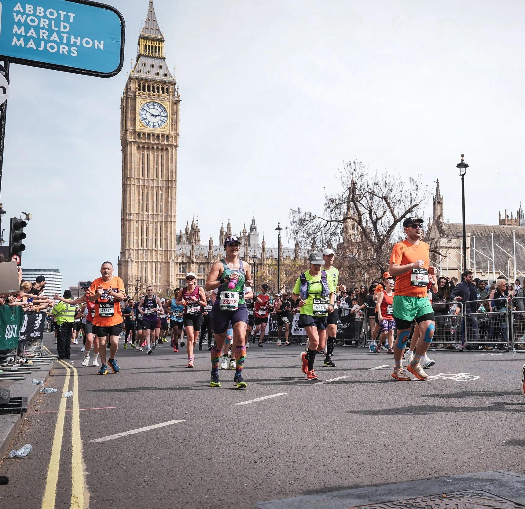 Marathon runners participating in the London Marathon, one of the Abbott World Marathon Majors, showcasing the destination race experiences promoted by LATAM Marathon Experience.