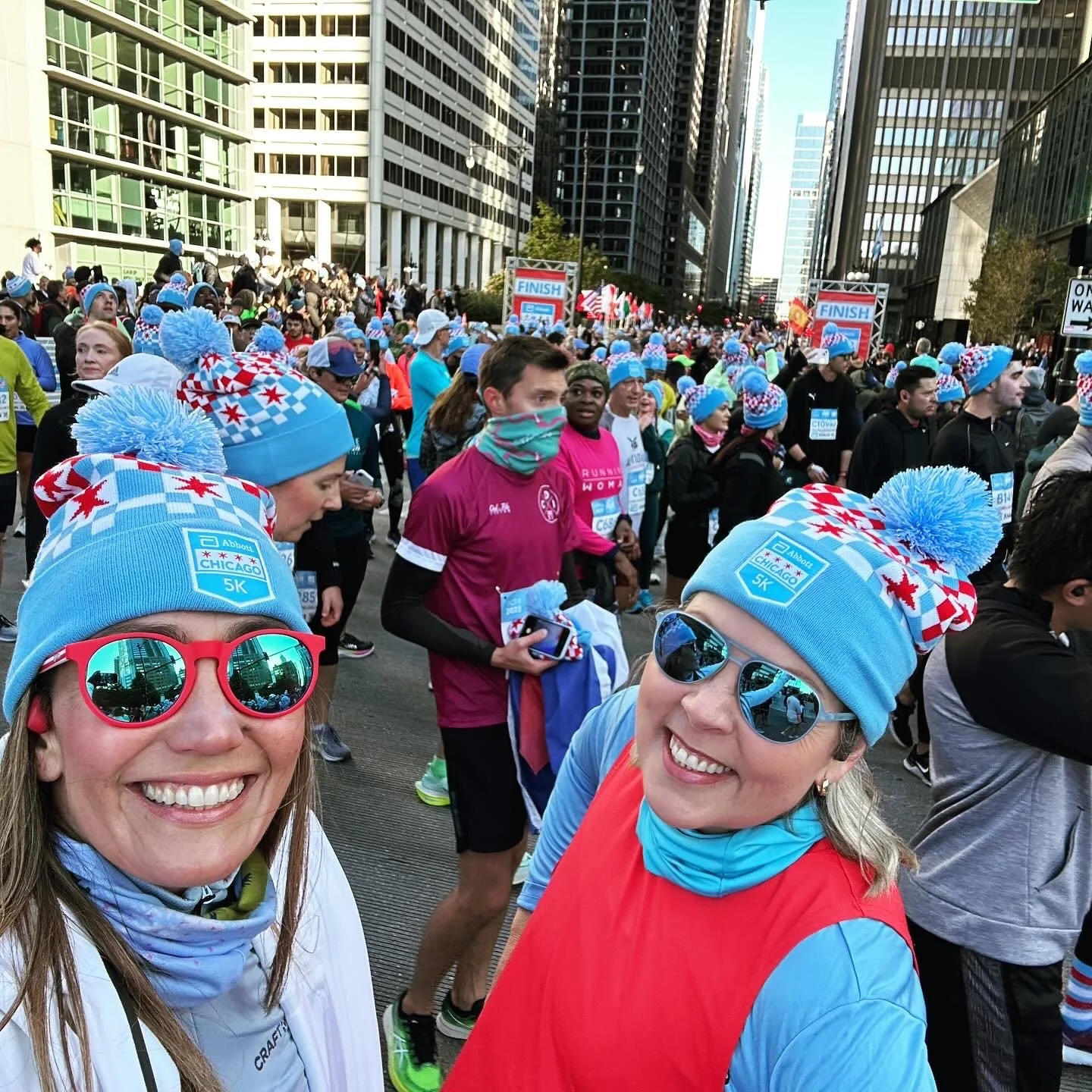 Heidy Arellano and Karen Kroboth attending the Chicago Marathon, representing LATAM Marathon Experience and connecting with the international running community.