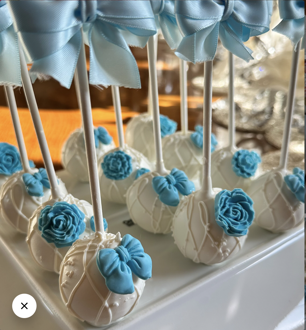 Blue and white cake pops.png