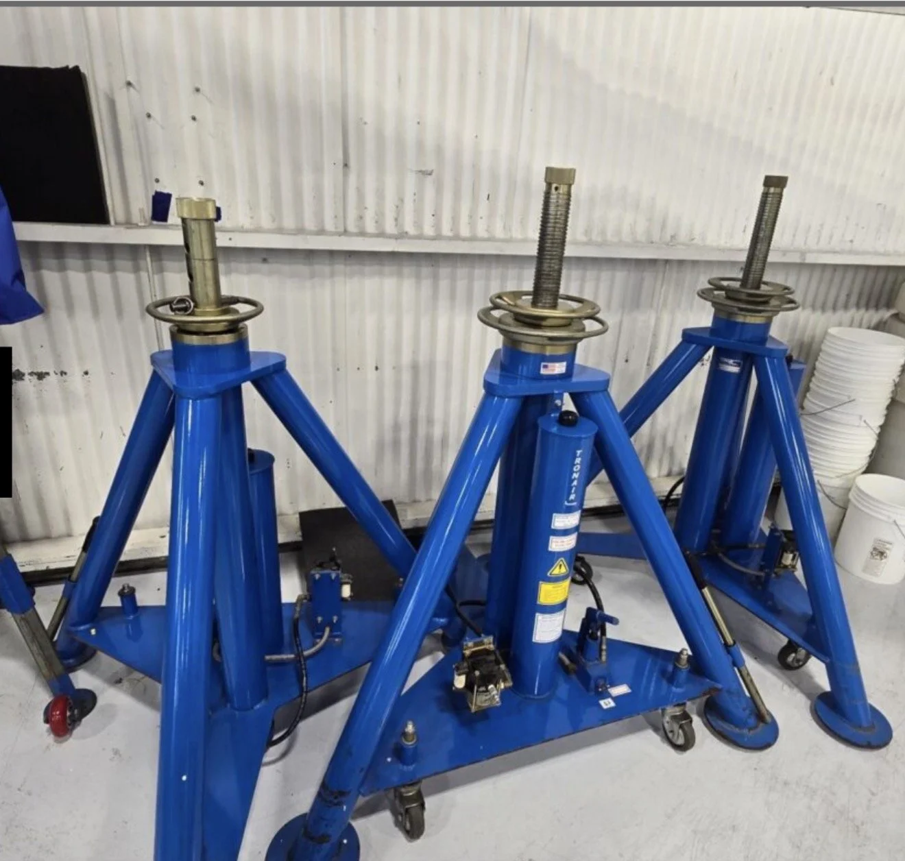 CRJ200, Global 600 Tripod Jacks