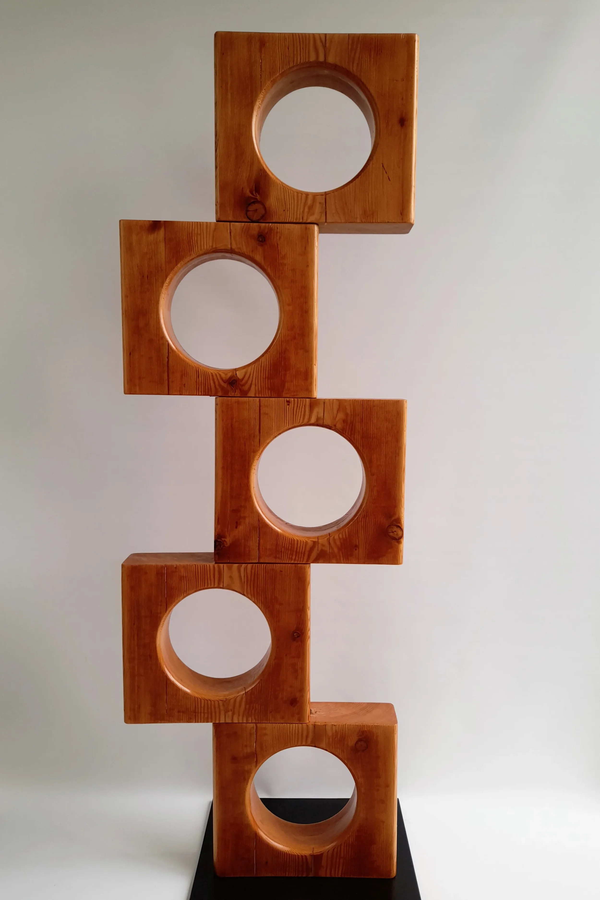ole-jensen-sculpture-coastline-monoliths-offset-planar-alignment-5-stack.webp